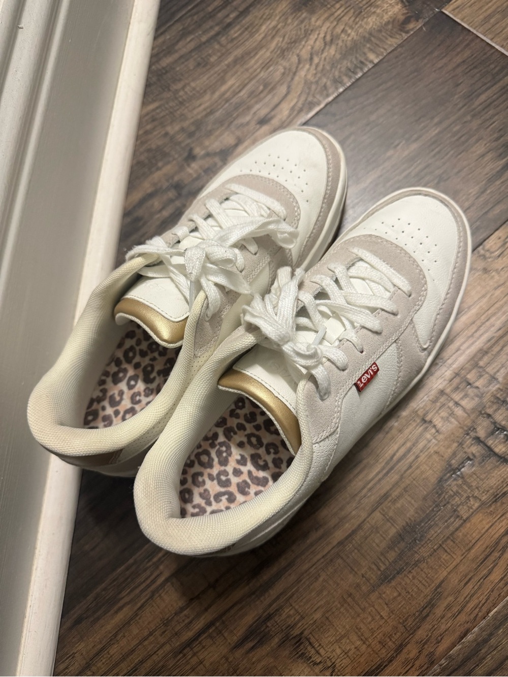 Levi's White Low-Top Sneakers - Women’s 8.5 - Picture 3 of 5